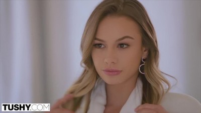 Руководитель настойчиво вступает в интимные отношения с обворожительной сотрудницей, предпочитая при этом анальный контакт.